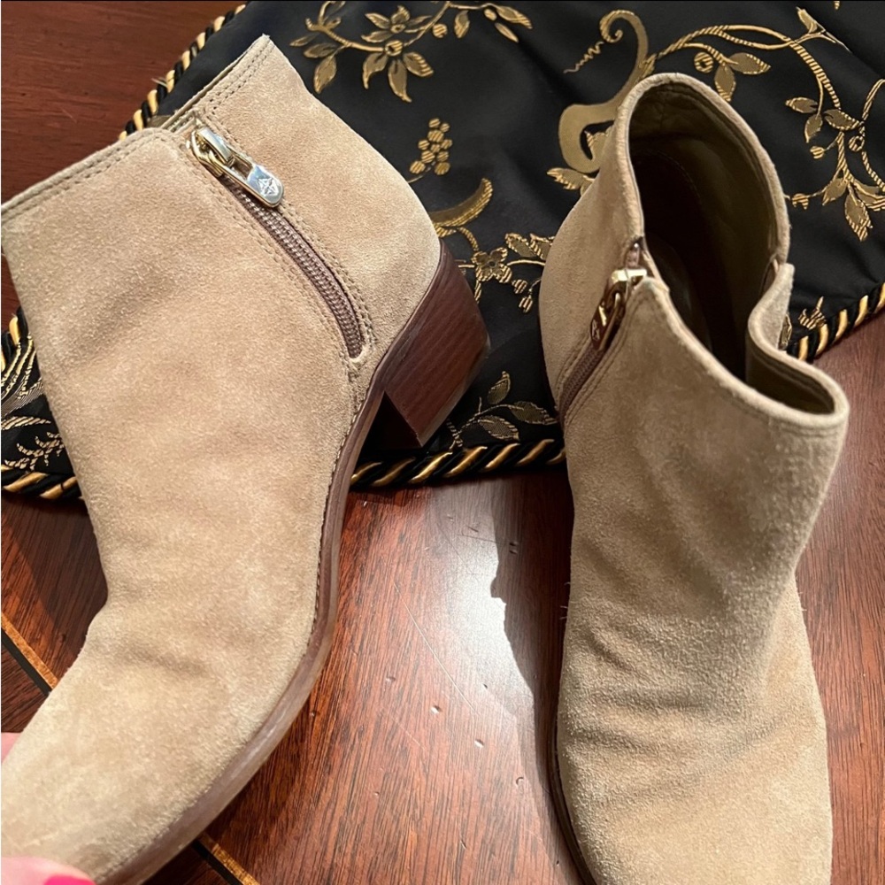 Antonio Melani Elegant Tan Suede Ankle Boots